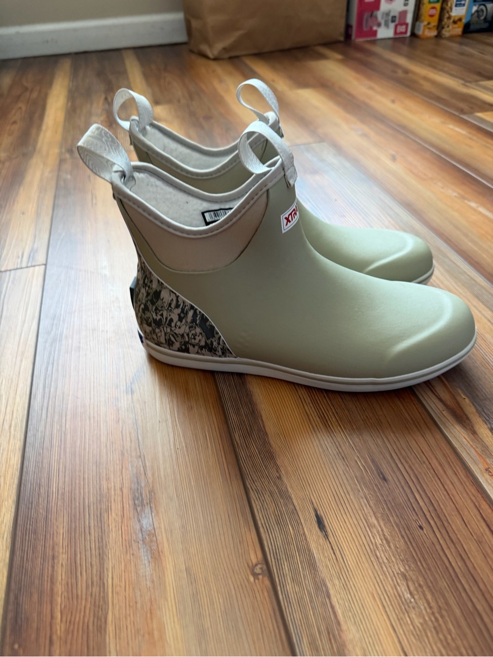 Women’s size 10 fleece lined Xtratuff boots